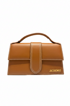 Borsa Jacquemus a mano con tracolla e logo dorat