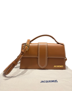 Borsa Jacquemus a mano con tracolla e logo dorat