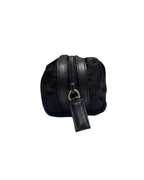 Pouch Prada nera con logo triangolare