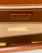 Borsa Jacquemus a mano con tracolla e logo dorat