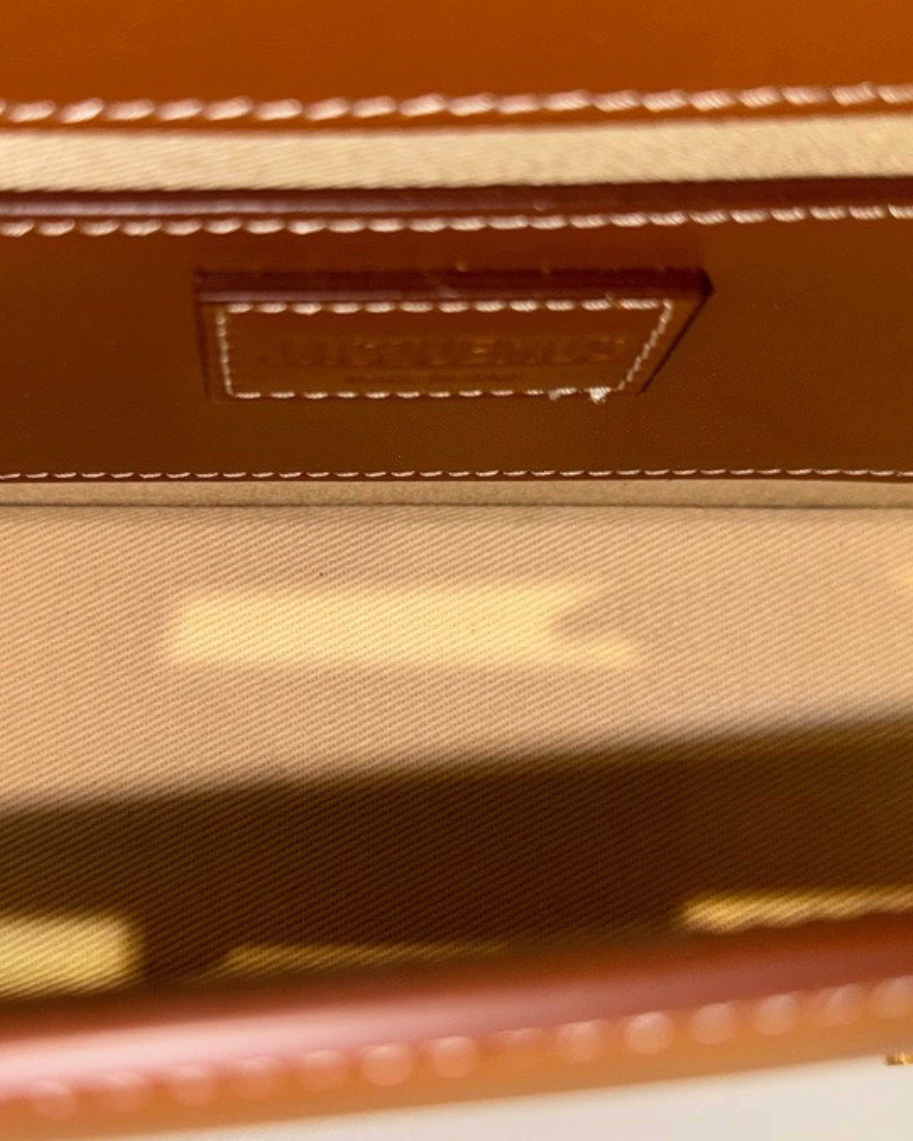 Borsa Jacquemus a mano con tracolla e logo dorat