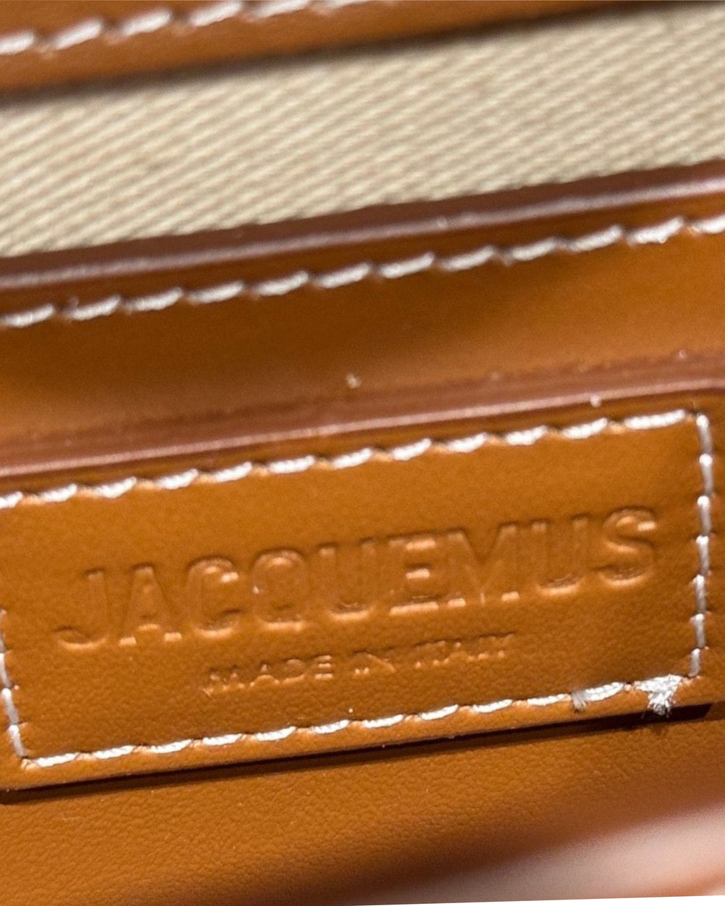 Borsa Jacquemus a mano con tracolla e logo dorat