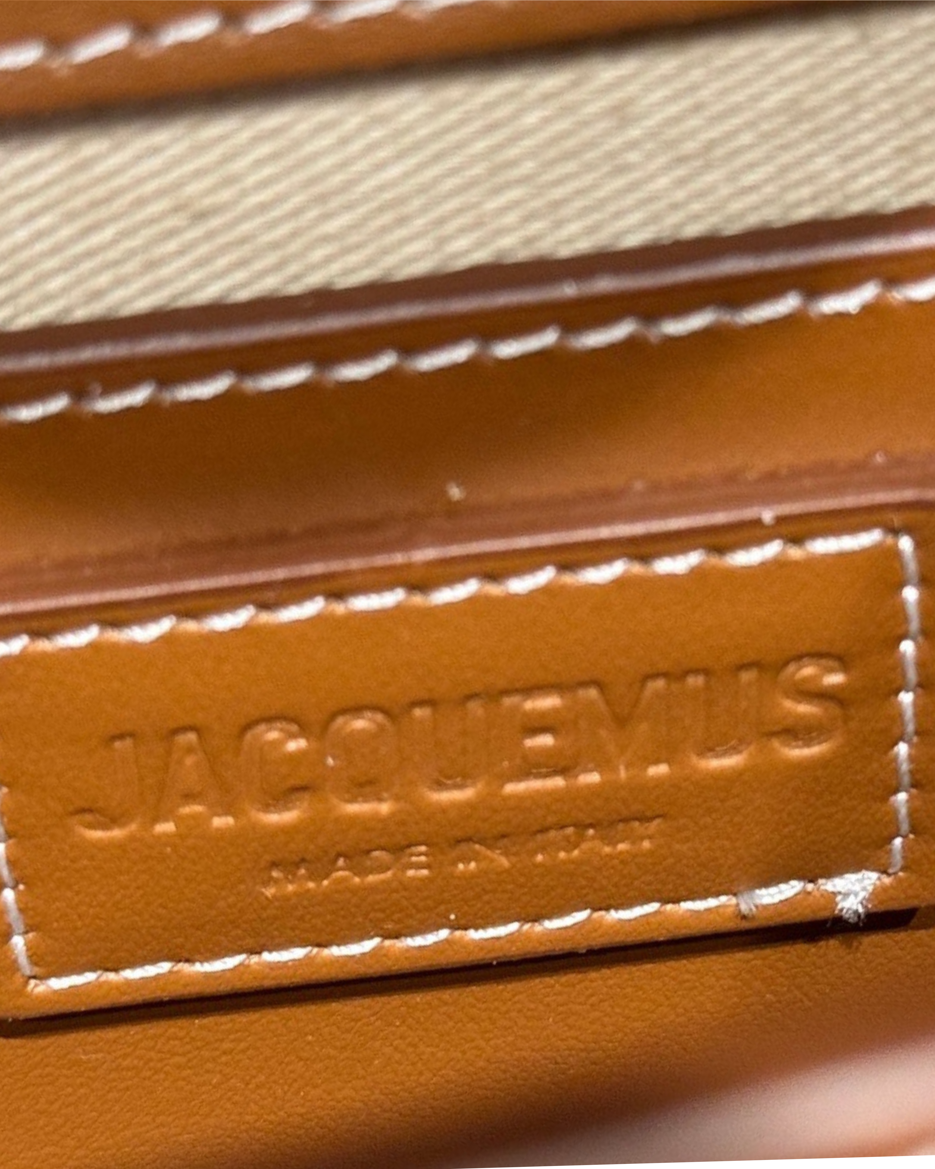 Borsa Jacquemus a mano con tracolla e logo dorat
